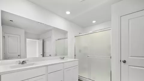Bath - 894 Cascade Ct, Pingree Grove, IL 60140 photo 2 of 3
