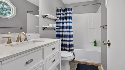 Bath - 1014 Chicory Ln, Bloomington, IL 61704 photo 3 of 3
