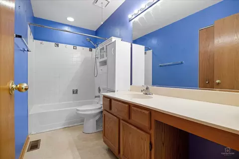 Bath - 513 Eastwick Ln, Bartlett, IL 60103 photo 3 of 5