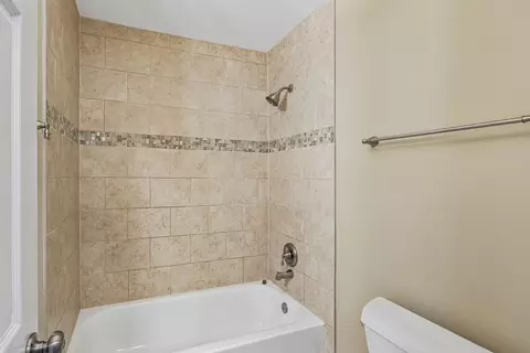 Bath - 657 Thorntree Ct #C2, Bartlett, IL 60103 photo 3 of 3