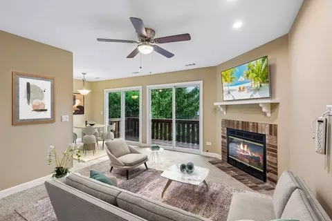 Living - 657 Thorntree Ct #C2, Bartlett, IL 60103 photo 3 of 5