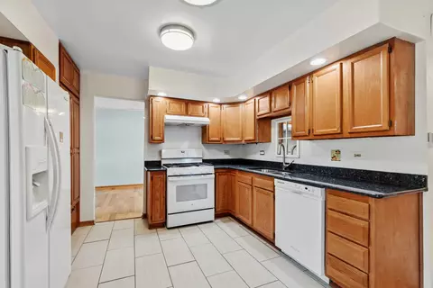 Kitchen - 3900 W 155th St, Markham, IL 60428 photo 1 of 2