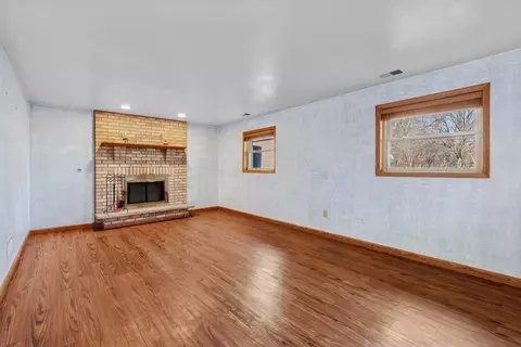 Living - 3900 W 155th St, Markham, IL 60428 photo 4 of 5