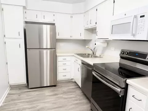Kitchen - 1500 Harbour Dr #1S, Wheeling, IL 60090 photo 1 of 2