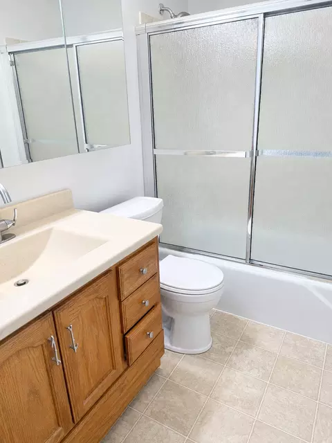 Bath - 1500 Harbour Dr #1S, Wheeling, IL 60090 photo 1 of 2