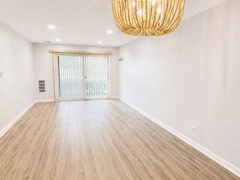 Living - 1500 Harbour Dr #1S, Wheeling, IL 60090 photo 1 of 6