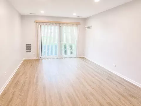 Living - 1500 Harbour Dr #1S, Wheeling, IL 60090 photo 3 of 6