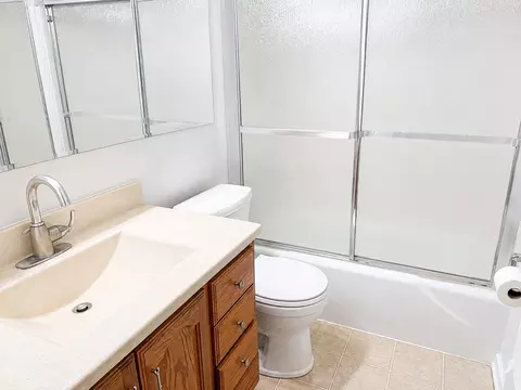 Bath - 1500 Harbour Dr #1S, Wheeling, IL 60090 photo 2 of 2