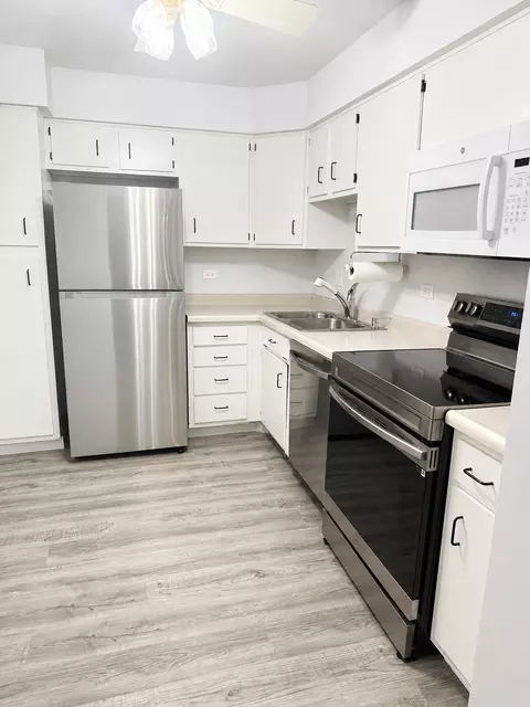 Kitchen - 1500 Harbour Dr #1S, Wheeling, IL 60090 photo 2 of 2