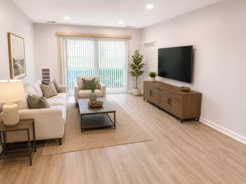 Living - 1500 Harbour Dr #1S, Wheeling, IL 60090 photo 2 of 6