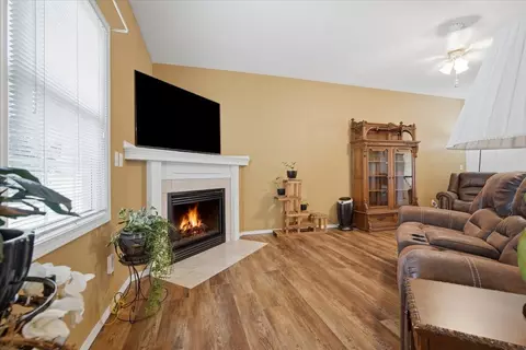 Living - 604 Eddy Rd, Bloomington, IL 61704 photo 2 of 2