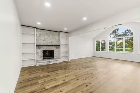 Living - 1080 Dresden Dr, Hoffman Estates, IL 60192 photo 3 of 7