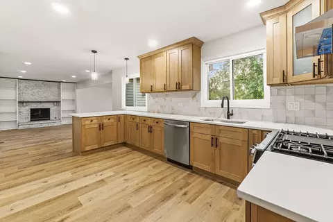 Kitchen - 1080 Dresden Dr, Hoffman Estates, IL 60192 photo 1 of 3