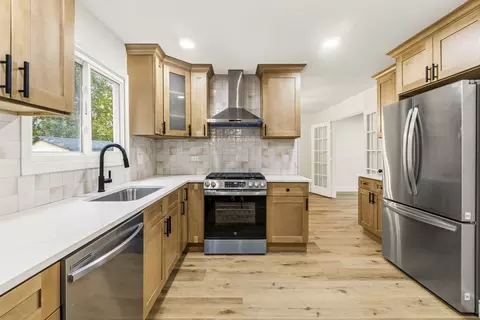 Kitchen - 1080 Dresden Dr, Hoffman Estates, IL 60192 photo 2 of 3