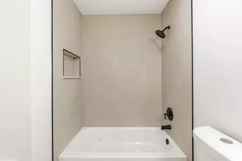 Bath - 1080 Dresden Dr, Hoffman Estates, IL 60192 photo 3 of 4