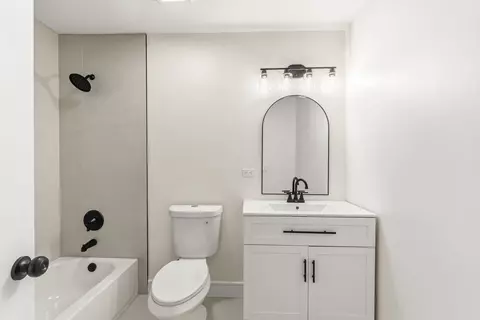 Bath - 1080 Dresden Dr, Hoffman Estates, IL 60192 photo 2 of 4