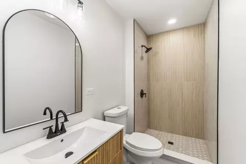 Bath - 1080 Dresden Dr, Hoffman Estates, IL 60192 photo 4 of 4