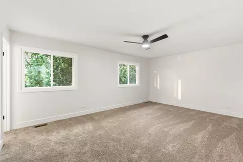 Bedroom - 1080 Dresden Dr, Hoffman Estates, IL 60192 photo 5 of 6