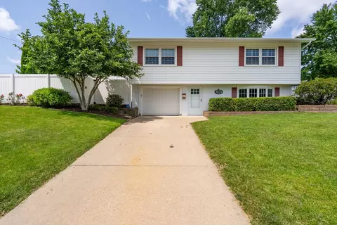 3120 Magnolia Ct, Bettendorf, IA 52722