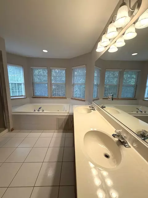 Bath - 10841 Prairie Ln #12, Mokena, IL 60448 photo 1 of 2