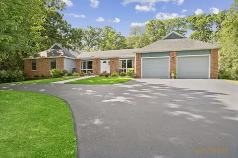 221 S Dawn Marie Dr, Round Lake, IL 60073