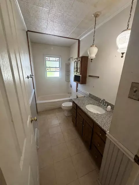 Bath - 3012 Phillips Ave, Steger, IL 60475 photo 1 of 1