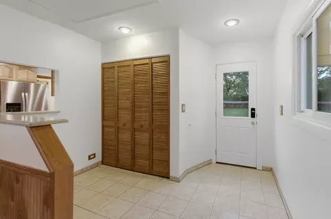 Entry Way - 440 Aster Ln, Hoffman Estates, IL 60169 photo 1 of 1