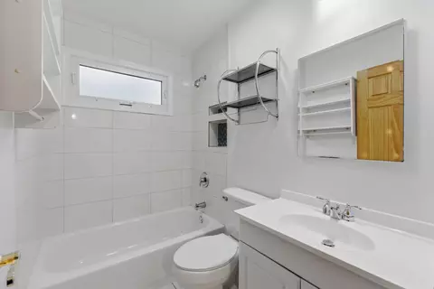 Bath - 440 Aster Ln, Hoffman Estates, IL 60169 photo 2 of 2