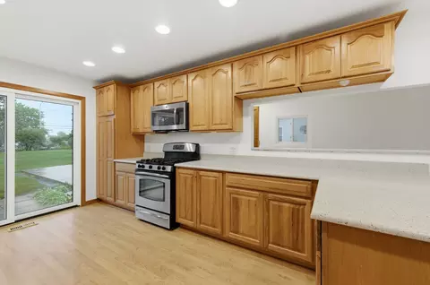 Kitchen - 440 Aster Ln, Hoffman Estates, IL 60169 photo 2 of 5