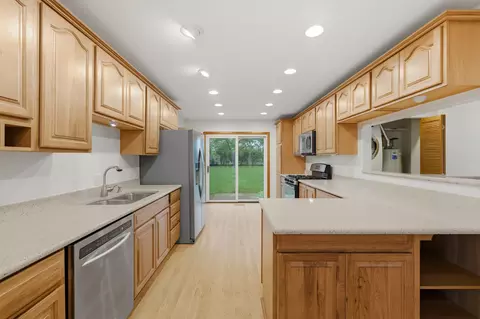 Kitchen - 440 Aster Ln, Hoffman Estates, IL 60169 photo 1 of 5