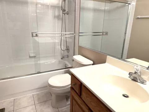 Bath - 7187 Dada Dr, Gurnee, IL 60031 photo 2 of 3