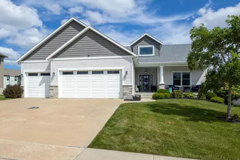 5789 Texas Dr, Bettendorf, IA 52722