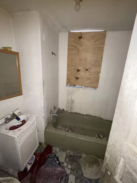Bath - 6036 S Marshfield Ave, Chicago, IL 60636 photo 1 of 2