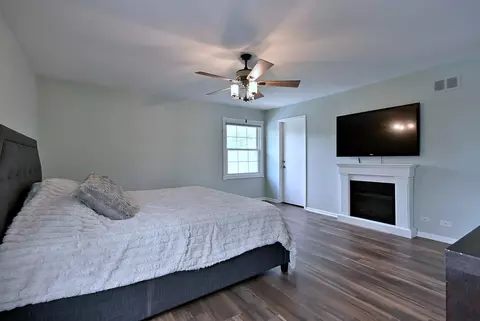 Bedroom - 101 E Bryn Mawr Ave, Itasca, IL 60143 photo 1 of 4