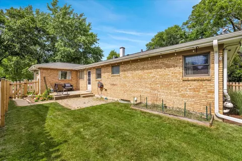 Exterior - 707 S Gables Blvd, Wheaton, IL 60189 photo 5 of 9
