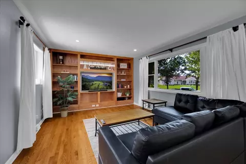 Other - 707 S Gables Blvd, Wheaton, IL 60189 photo 2 of 8