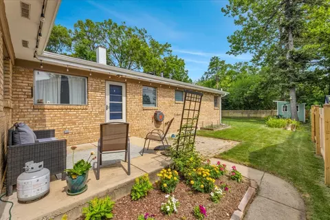 Exterior - 707 S Gables Blvd, Wheaton, IL 60189 photo 4 of 9