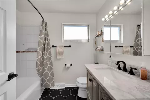 Bath - 707 S Gables Blvd, Wheaton, IL 60189 photo 2 of 2
