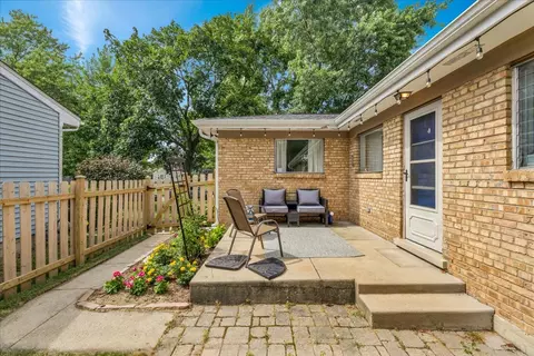 Exterior - 707 S Gables Blvd, Wheaton, IL 60189 photo 6 of 9