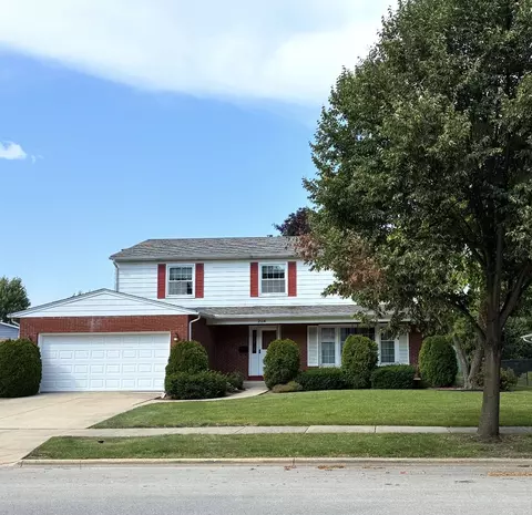2114 E Robinhood Ln, Arlington Heights, IL 60004