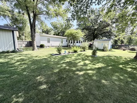 Exterior - 510 E 8th St, Sandoval, IL 62882 photo 6 of 8