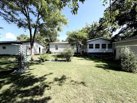 Exterior - 510 E 8th St, Sandoval, IL 62882 photo 4 of 8