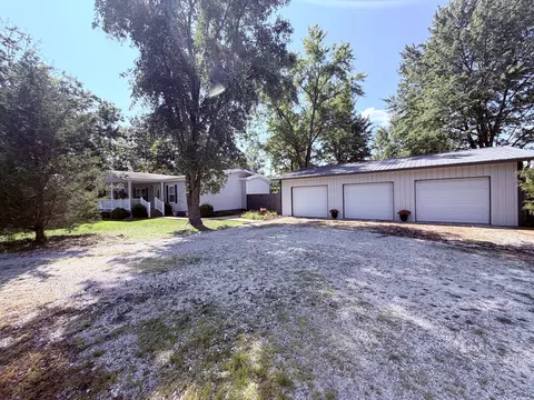 Exterior - 510 E 8th St, Sandoval, IL 62882 photo 2 of 8