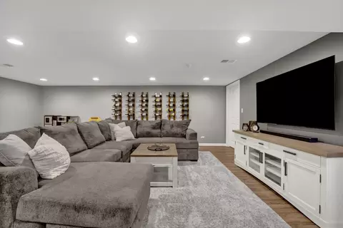 Living - 528 Kipling Ct, Wheaton, IL 60187 photo 4 of 4