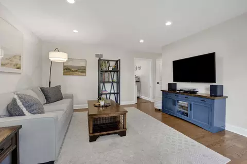 Living - 528 Kipling Ct, Wheaton, IL 60187 photo 2 of 4