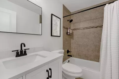 Bath - 528 Kipling Ct, Wheaton, IL 60187 photo 1 of 2
