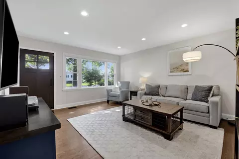Living - 528 Kipling Ct, Wheaton, IL 60187 photo 3 of 4