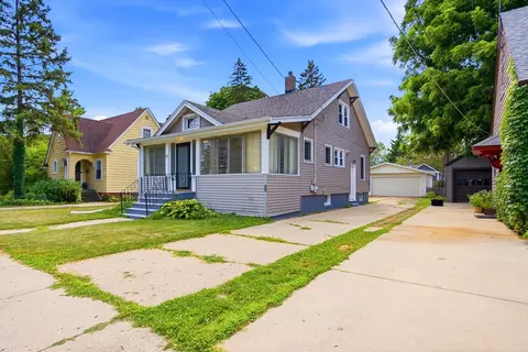 Exterior - 30 S Commonwealth Ave, Elgin, IL 60123 photo 2 of 8
