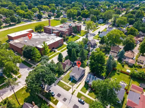 View/Area - 30 S Commonwealth Ave, Elgin, IL 60123 photo 3 of 4