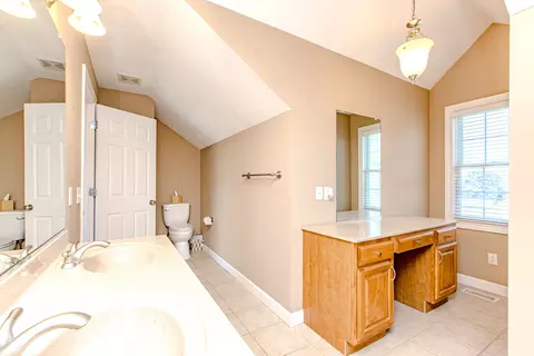 Bath - 2334 Cascade Ct, Normal, IL 61761 photo 6 of 7